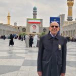 افتخار دریافت لباس و نشان خادمی روضه مطهر امام رئوف در درمانگاه دارالشفا توسط دکتر صلاح‌الدین دلشاد، مدیرعامل مؤسسه خیریه محکم