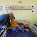 تشکر کودک ایلامی عمل شده توسط دکتر دلشاد با تقدیم بوسه گونه پزشک‌معالج